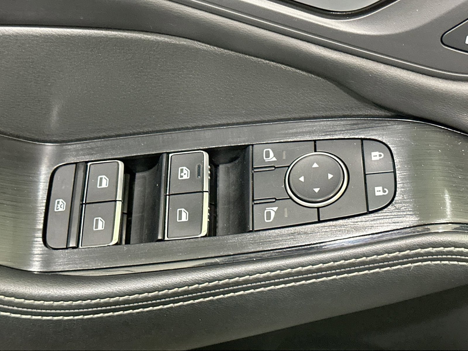 Used 2023 Nissan Rogue SL w/ SL Premium Package image 16