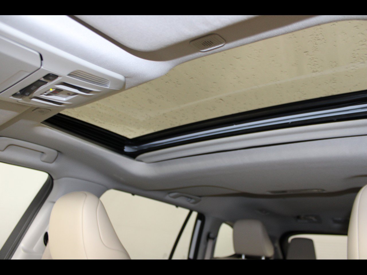 Used 2024 Toyota Highlander XLE FWD image 25