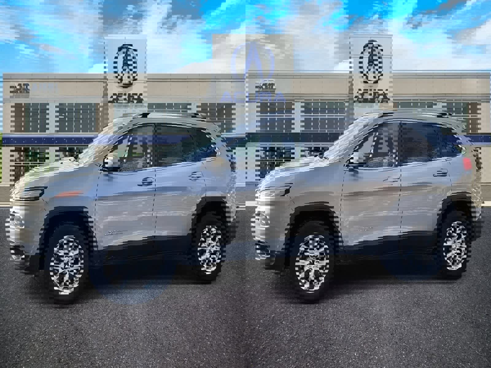 Used 2016 Jeep Cherokee Latitude w/ Cold Weather Group image 2