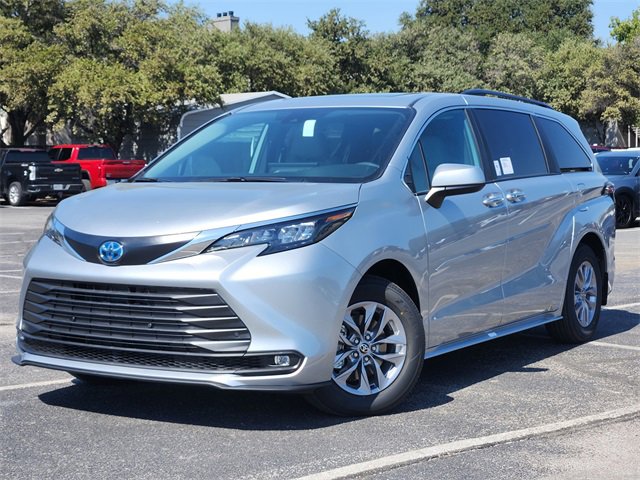 New 2025 Toyota Sienna XLE