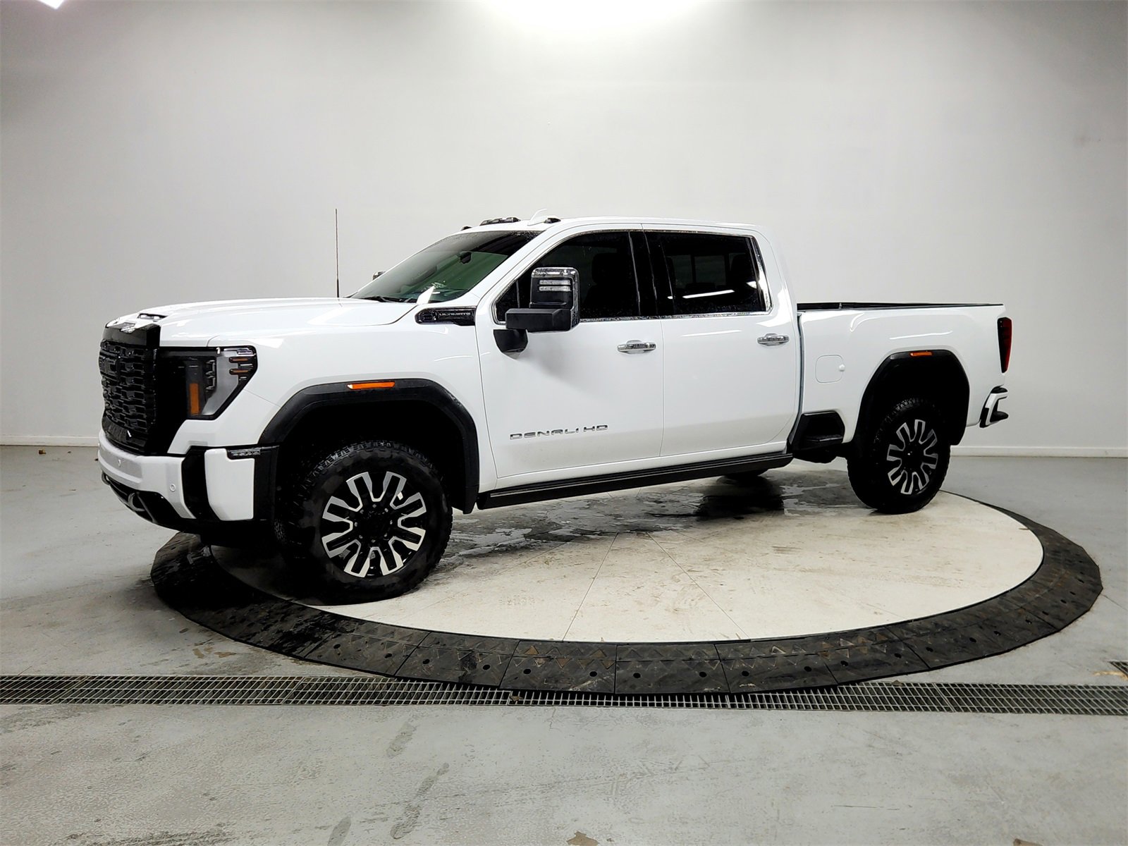 Used 2025 GMC Sierra 2500 Denali Ultimate w/ Max Trailering Package image 3