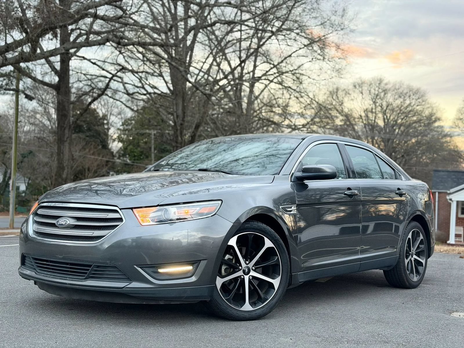 Used 2016 Ford Taurus SEL w/ Equipment Group 201A FWD image 2