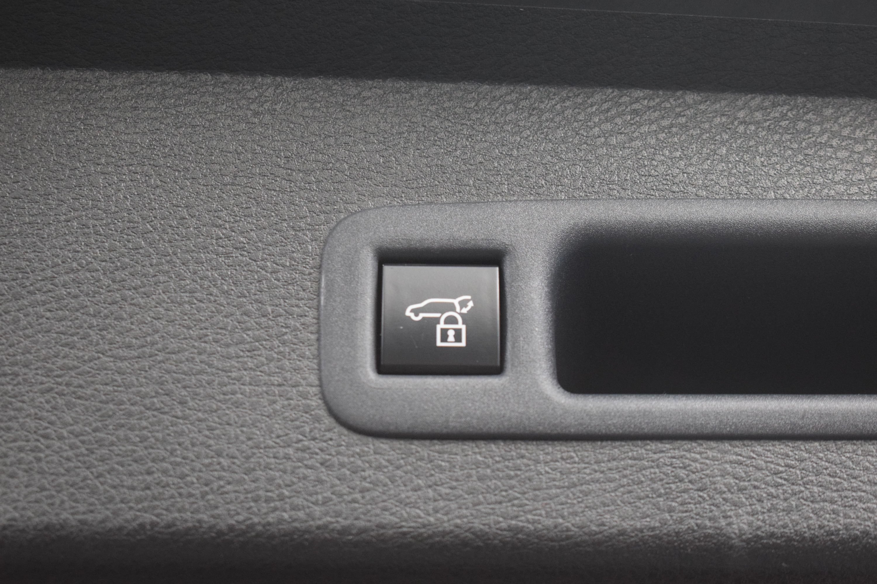 Used 2025 Toyota Sienna XLE FWD image 13