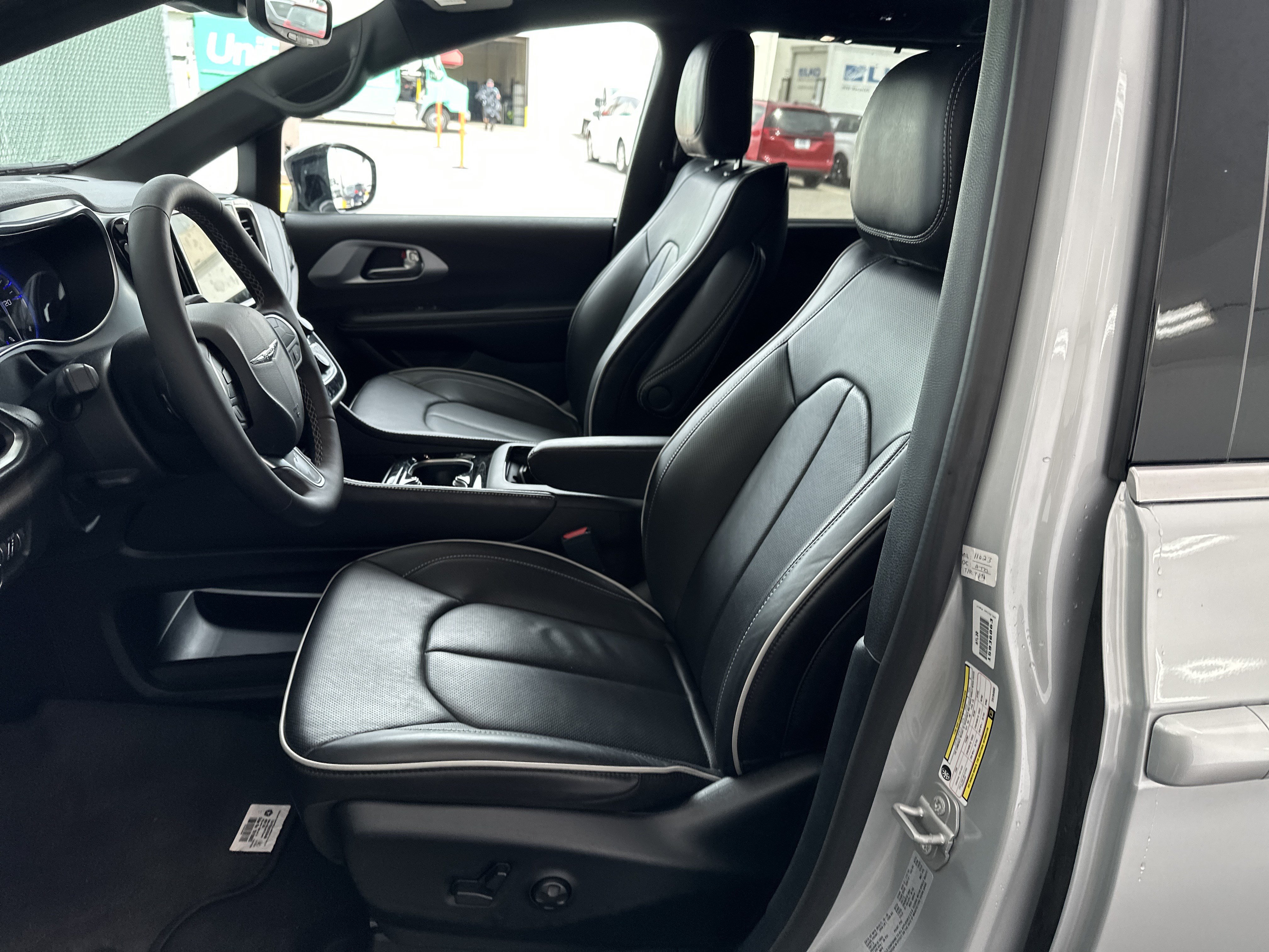 Used 2026 Chrysler Pacifica Limited FWD image 15