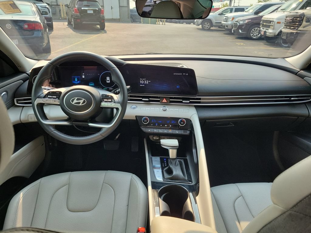 Used 2025 Hyundai Elantra Limited FWD image 11