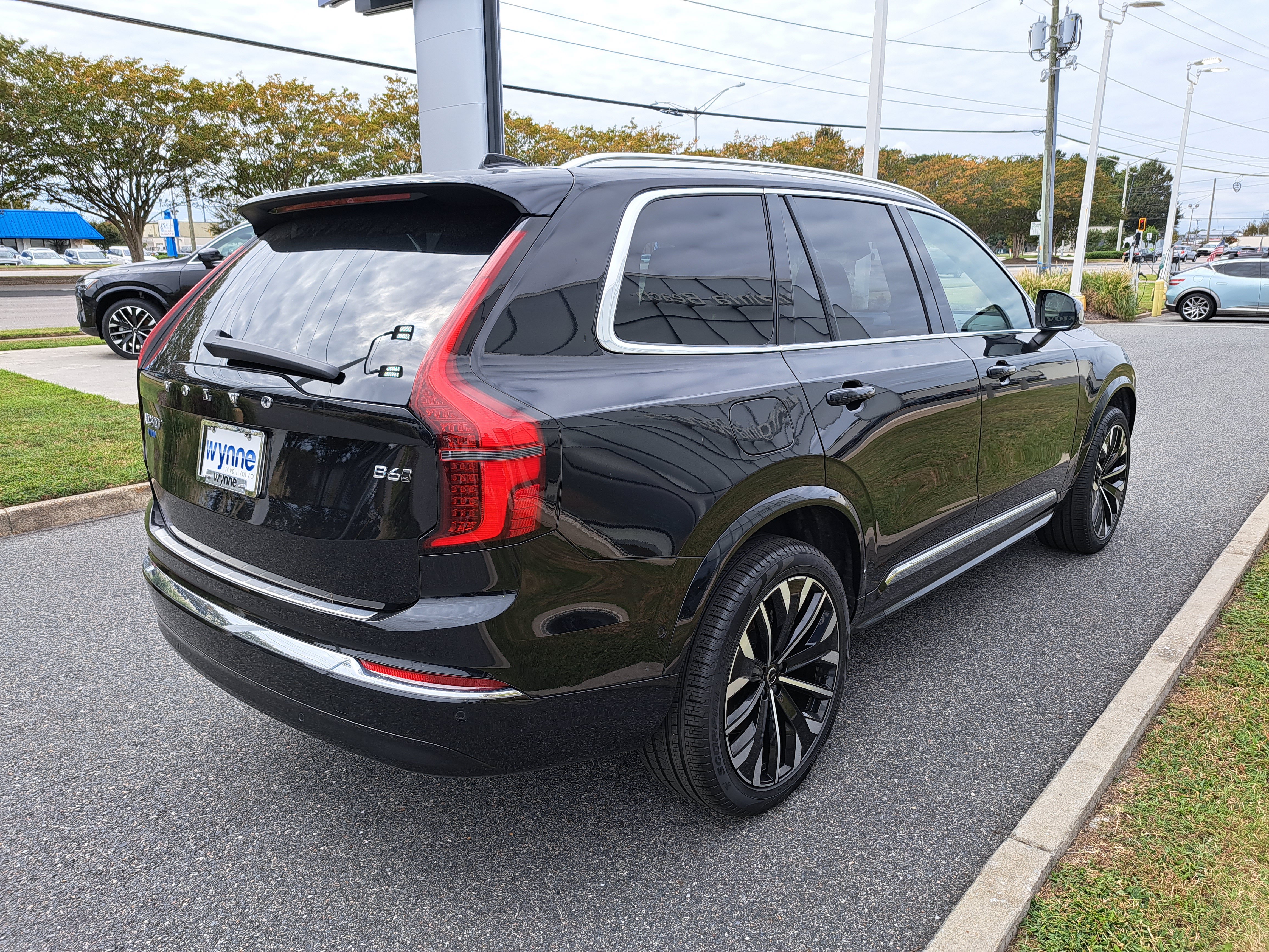 New 2026 Volvo XC90 B6 Plus w/ Protection Package Premier AWD/4WD image 3