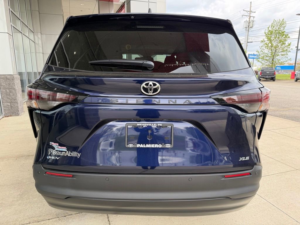 Used 2026 Toyota Sienna XLE FWD image 4