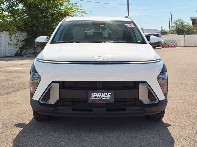 Used 2025 Hyundai Kona SEL FWD image 2