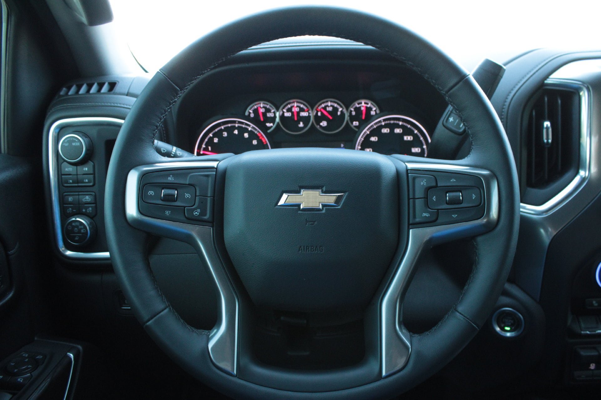 Used 2022 Chevrolet Silverado 1500 LTZ w/ LTZ Convenience Package II AWD/4WD image 30