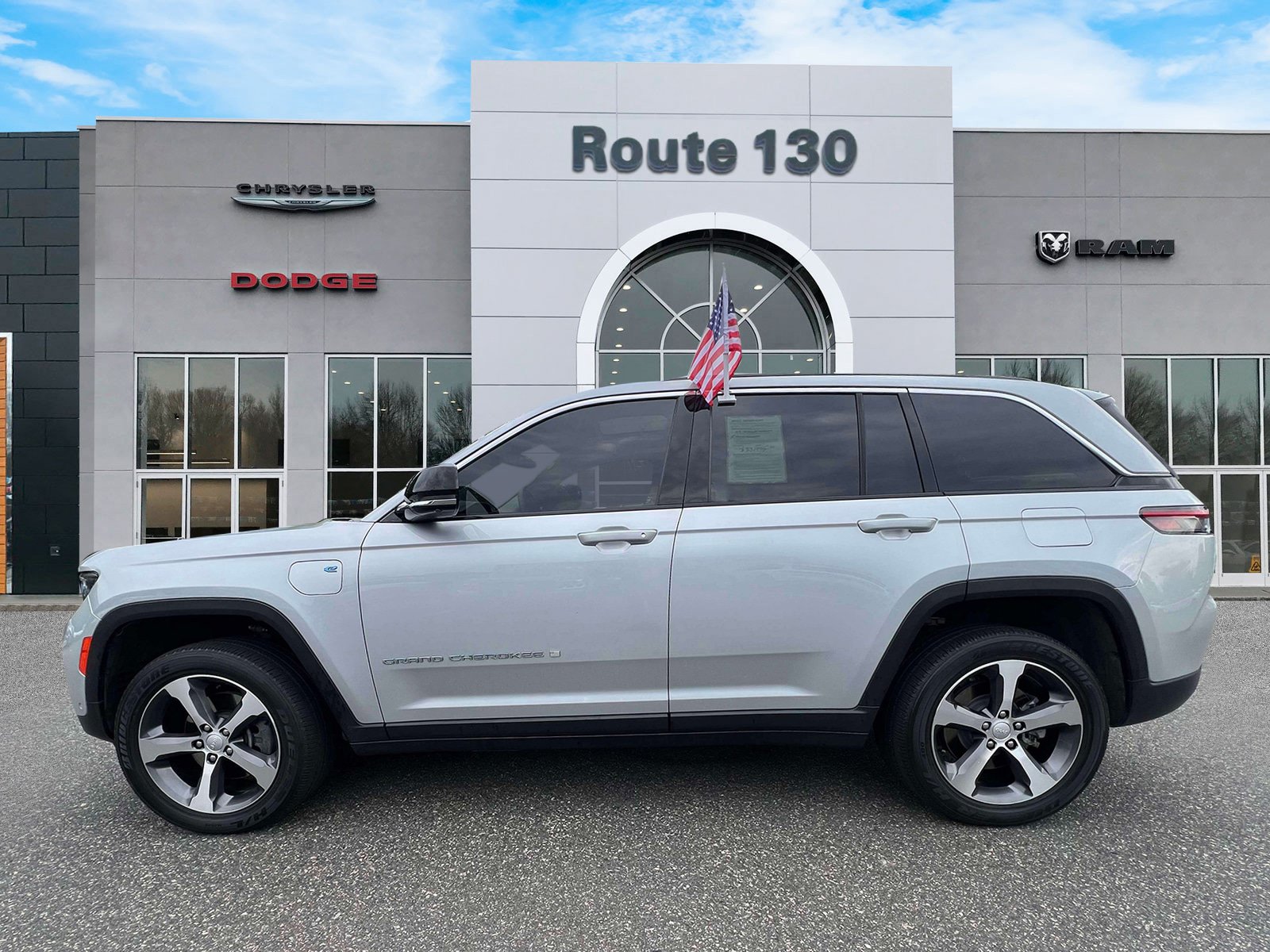 Used 2023 Jeep Grand Cherokee 4WD 4xe w/ Luxury Tech Group II image 5