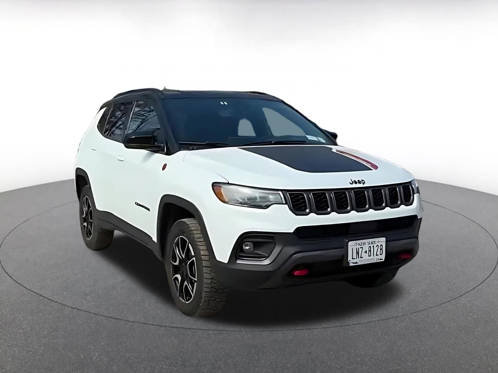 Used 2025 Jeep Compass Trailhawk video 2
