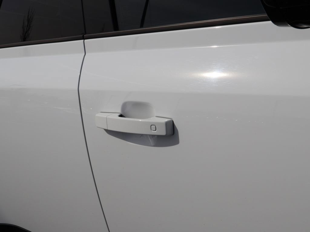 Used 2024 Land Rover Defender 110 X-Dynamic SE image 8