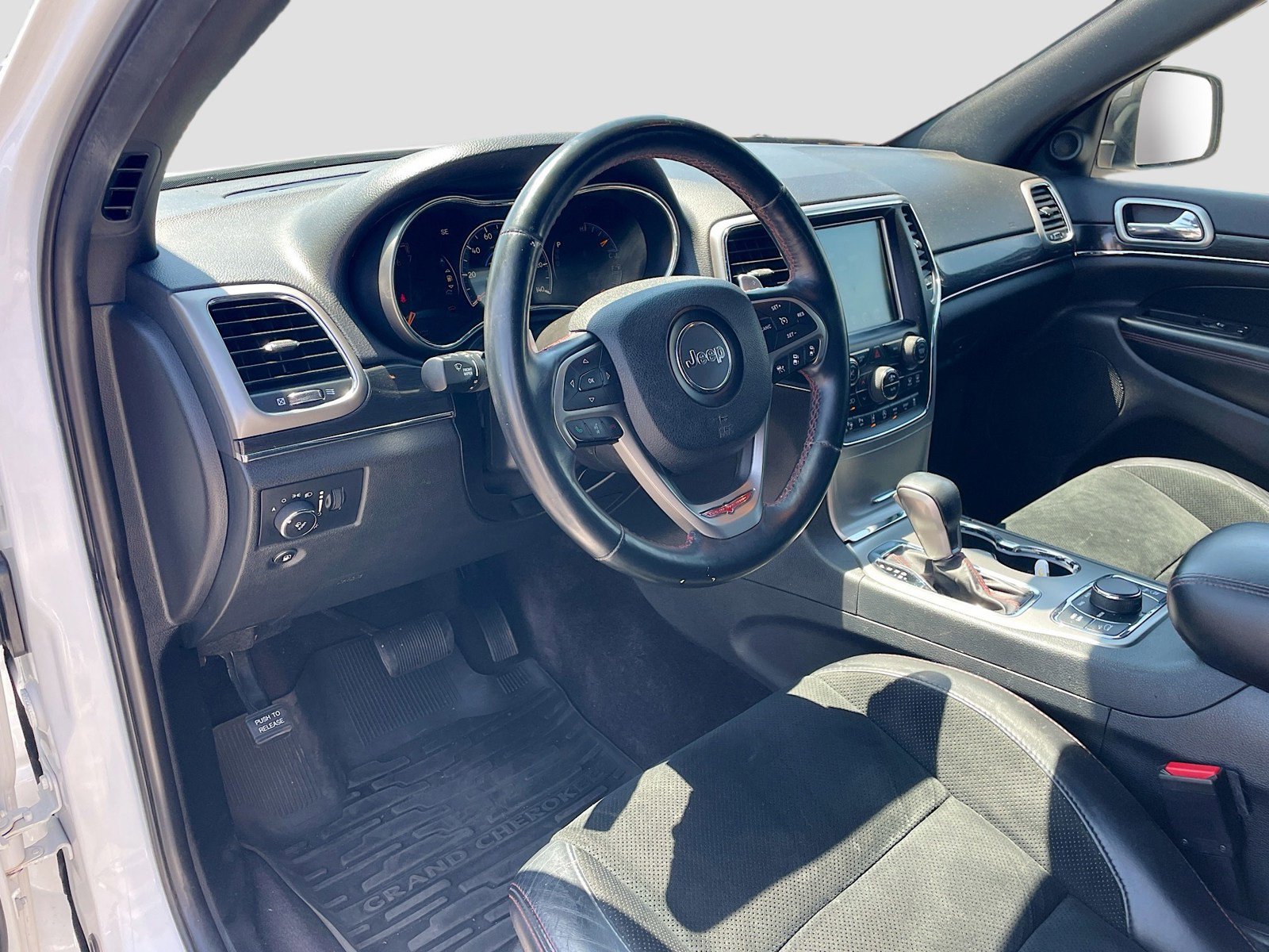Used 2017 Jeep Grand Cherokee Trailhawk w/ Trailhawk Luxury Group AWD/4WD image 7