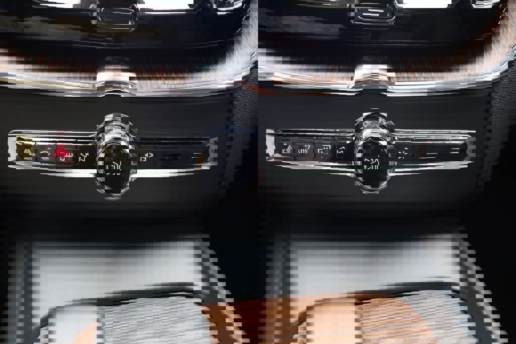 Used 2024 Volvo XC60 B5 Plus w/ Protection Package Premier image 23