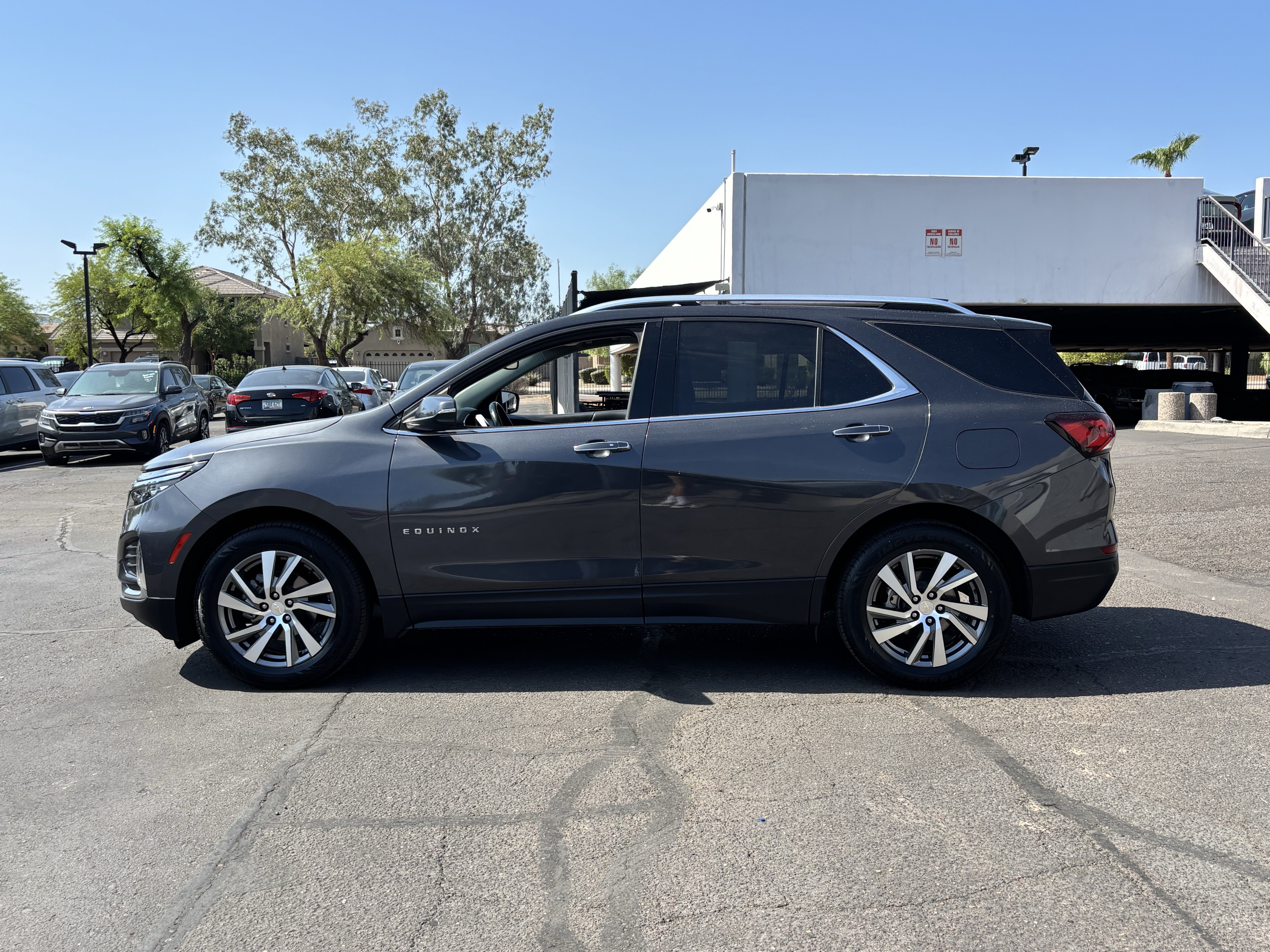 Used 2022 Chevrolet Equinox Premier w/ LPO, Cargo Package FWD image 5
