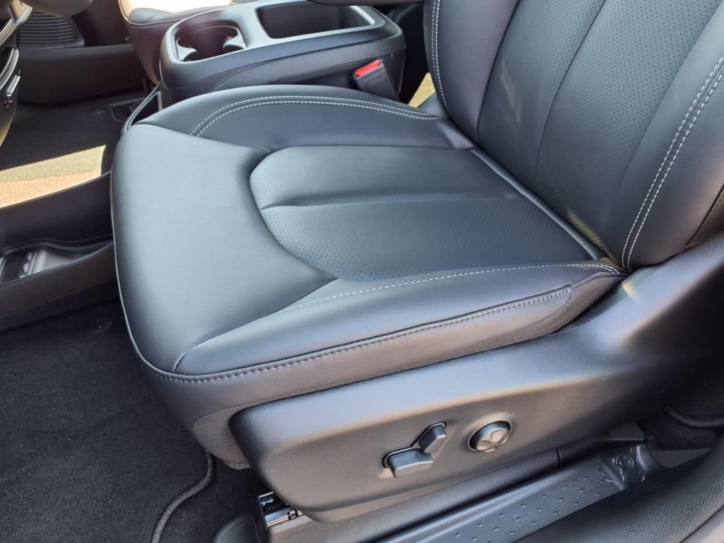New 2026 Chrysler Pacifica Select image 14