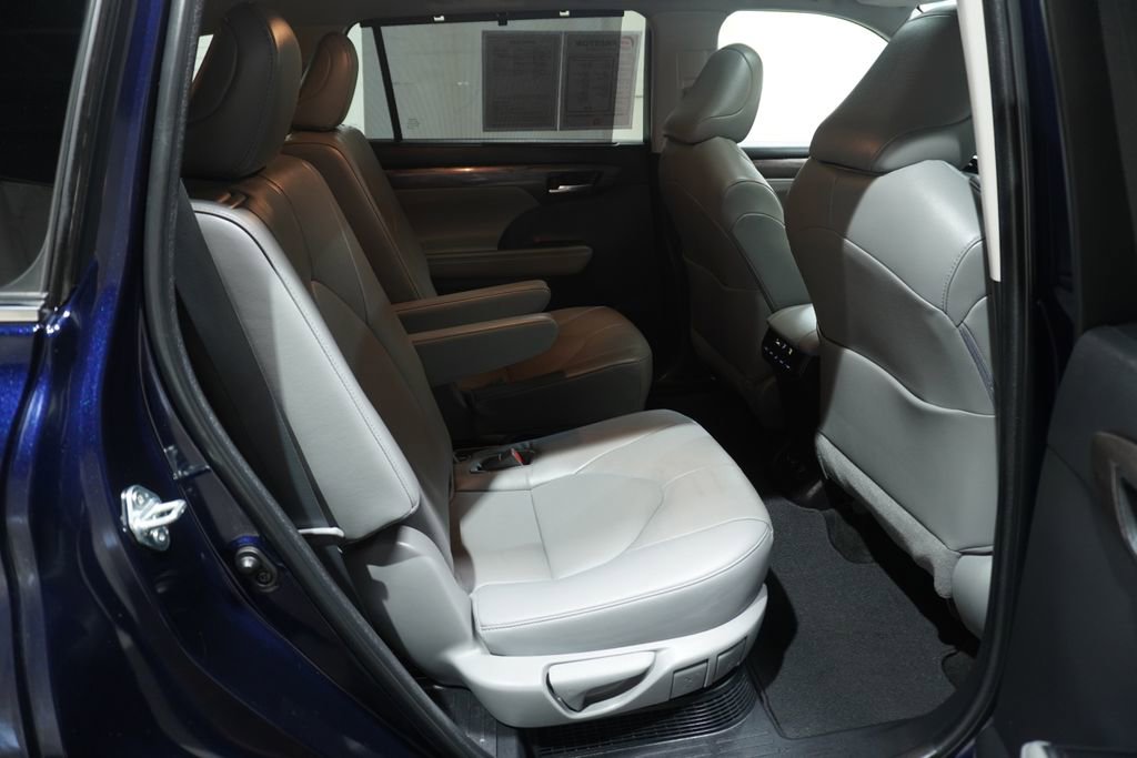 Used 2023 Toyota Highlander Limited FWD image 17