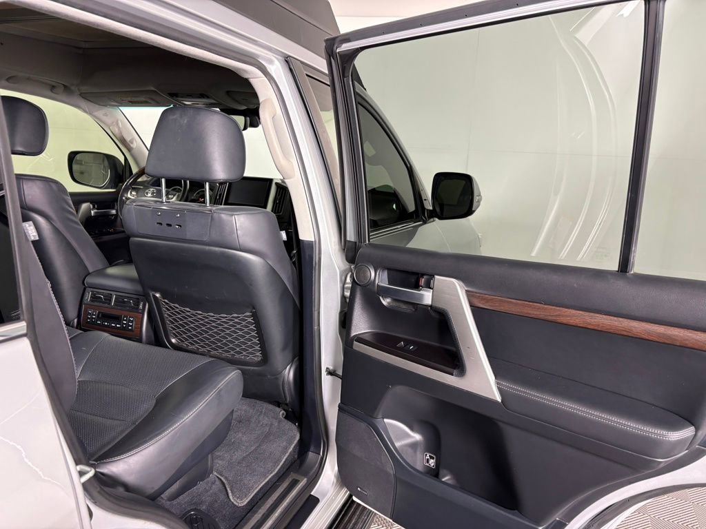 Used 2016 Toyota Land Cruiser image 32
