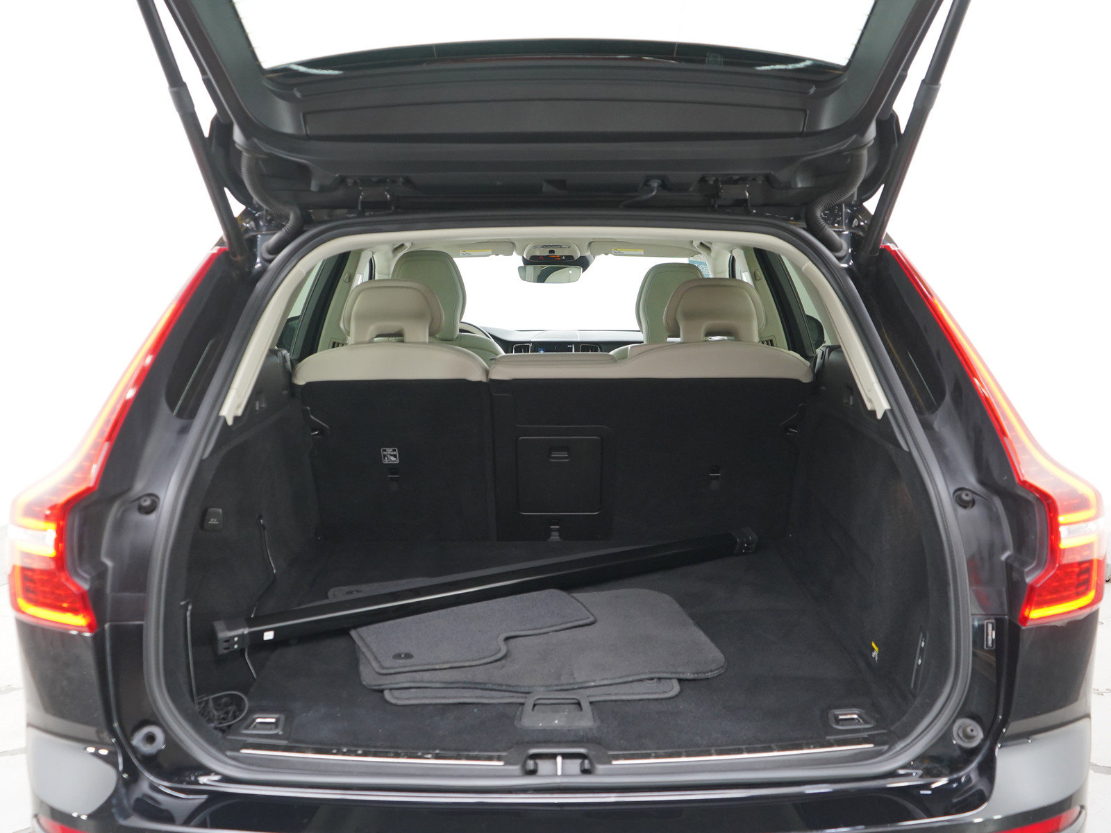 Used 2019 Volvo XC60 T6 Momentum w/ Multimedia Package image 17