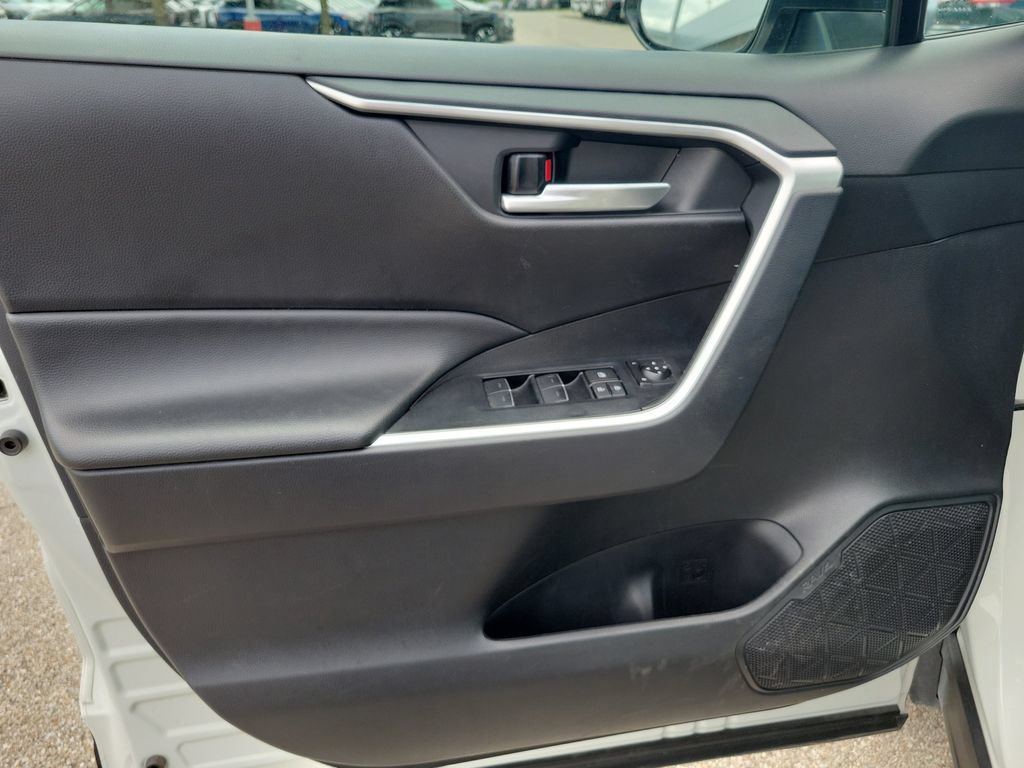 Used 2025 Toyota RAV4 XLE FWD image 23