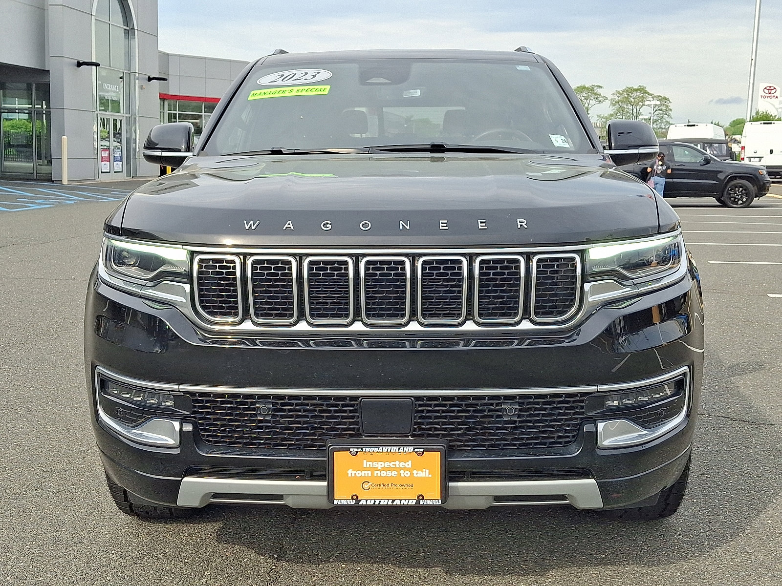 Used 2023 Jeep Wagoneer Series II w/ Premium Group I AWD/4WD image 2