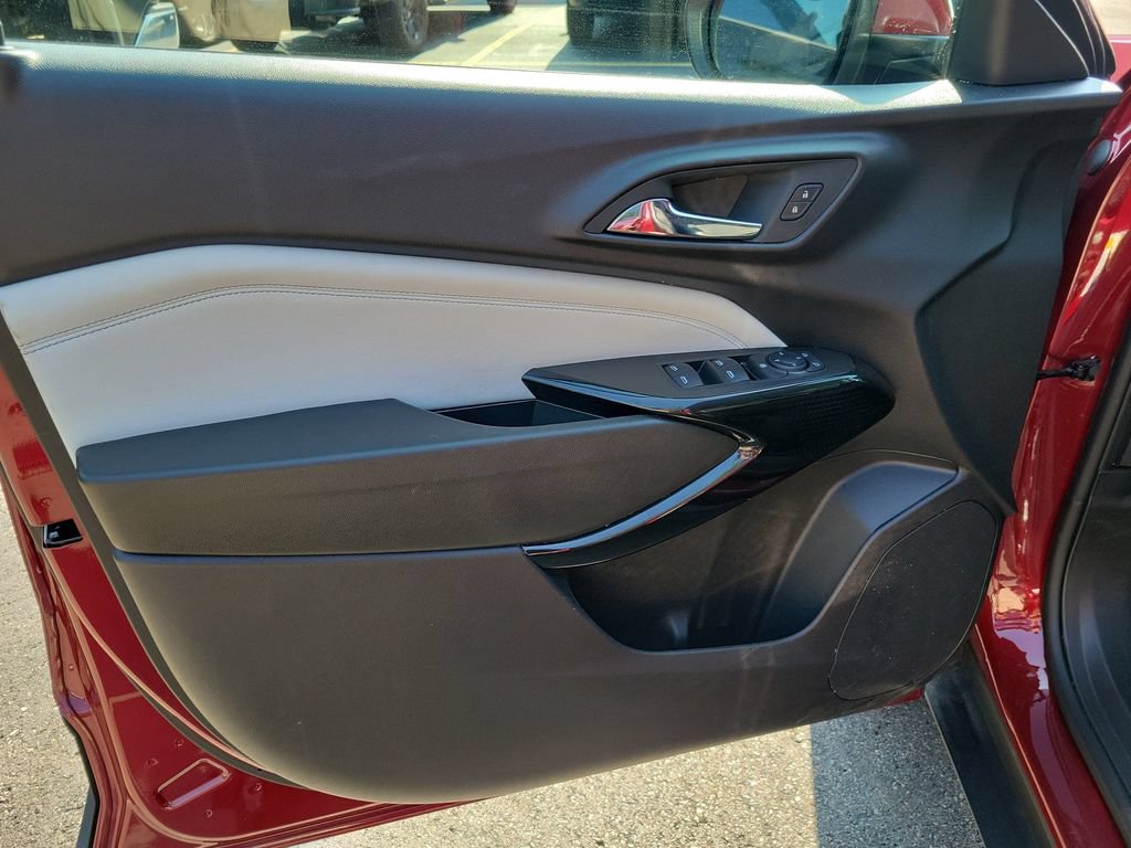 Used 2025 Chevrolet Trax LT FWD image 23