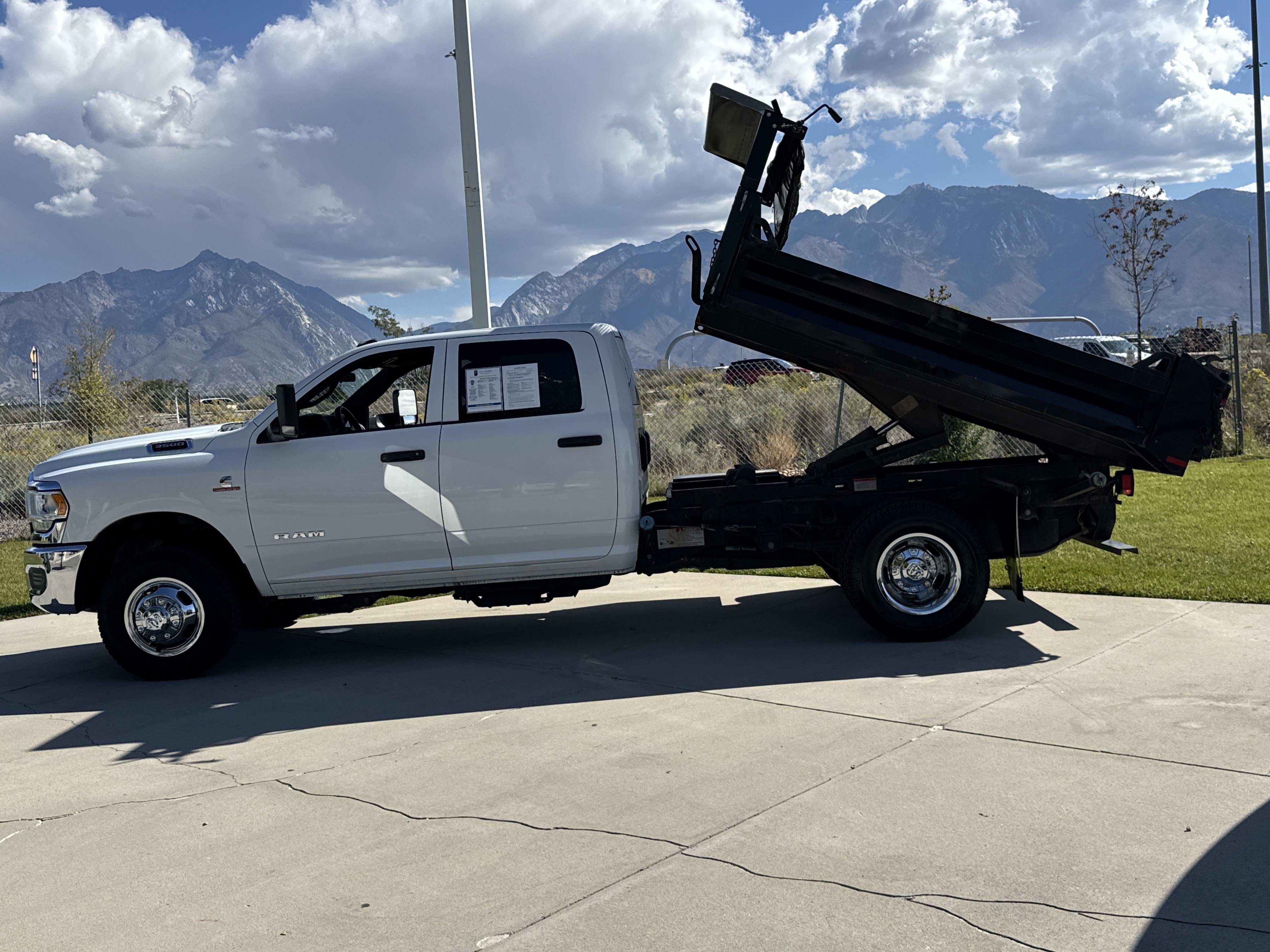 Used 2022 RAM 3500 Tradesman w/ Chrome Appearance Group AWD/4WD image 4