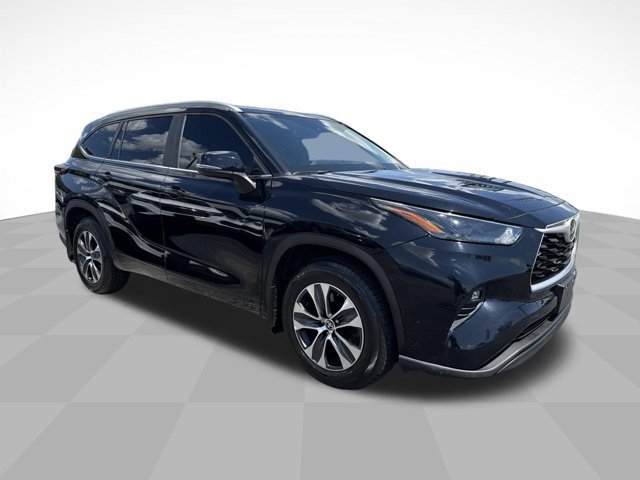 Used 2024 Toyota Highlander XLE AWD/4WD image 3