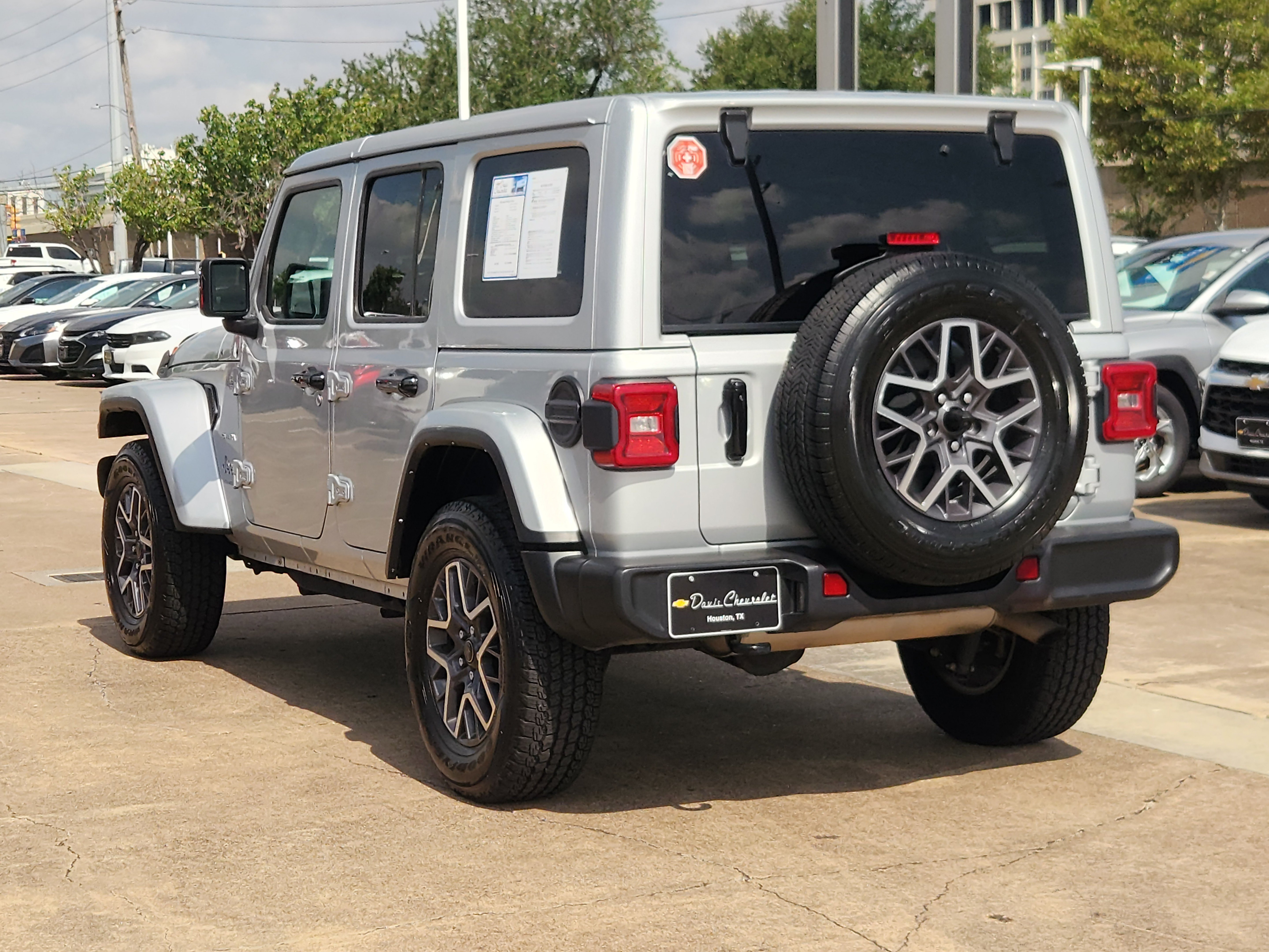 Used 2024 Jeep Wrangler Unlimited Sahara AWD/4WD image 8