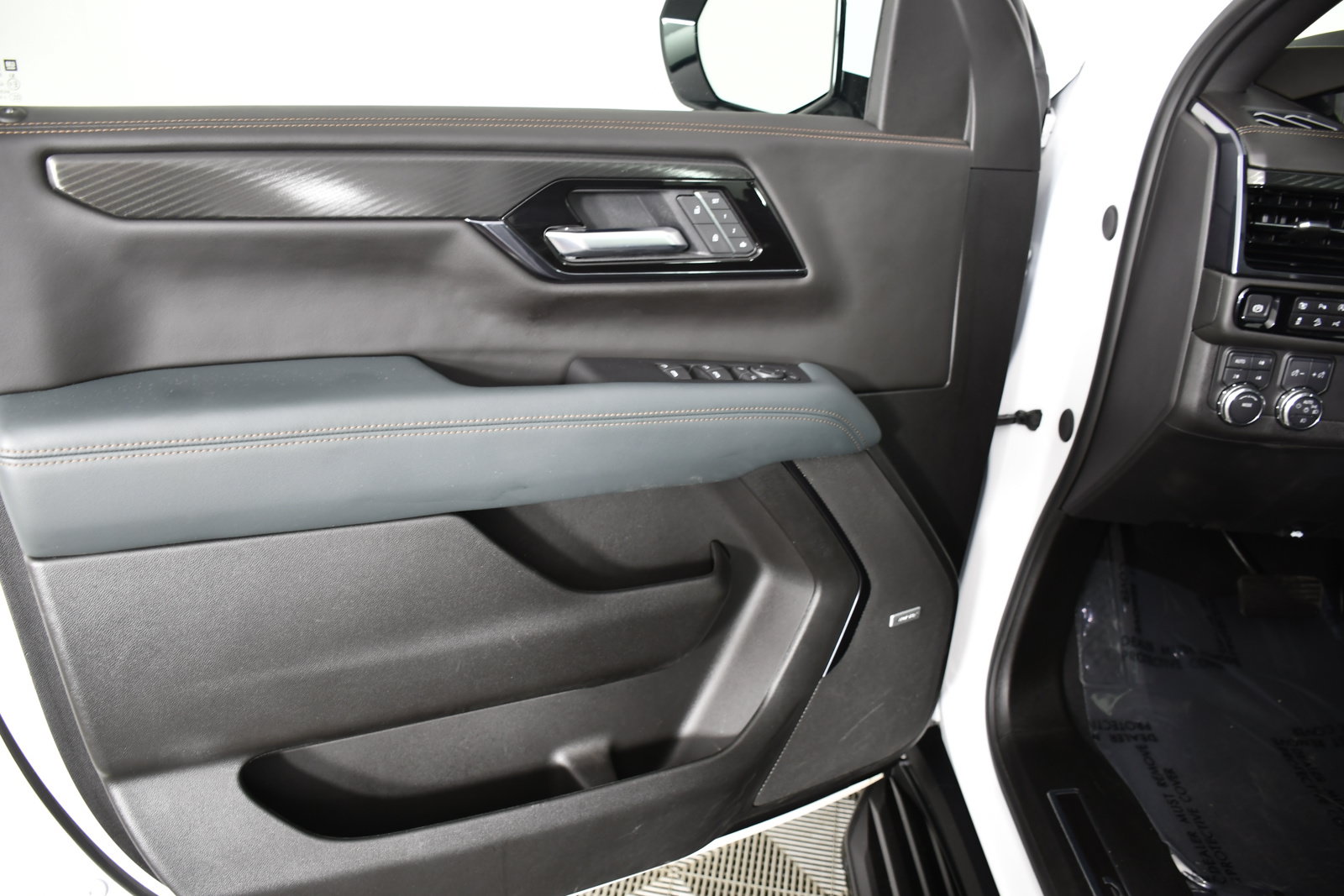 Used 2025 GMC Yukon AT4 AWD/4WD image 39
