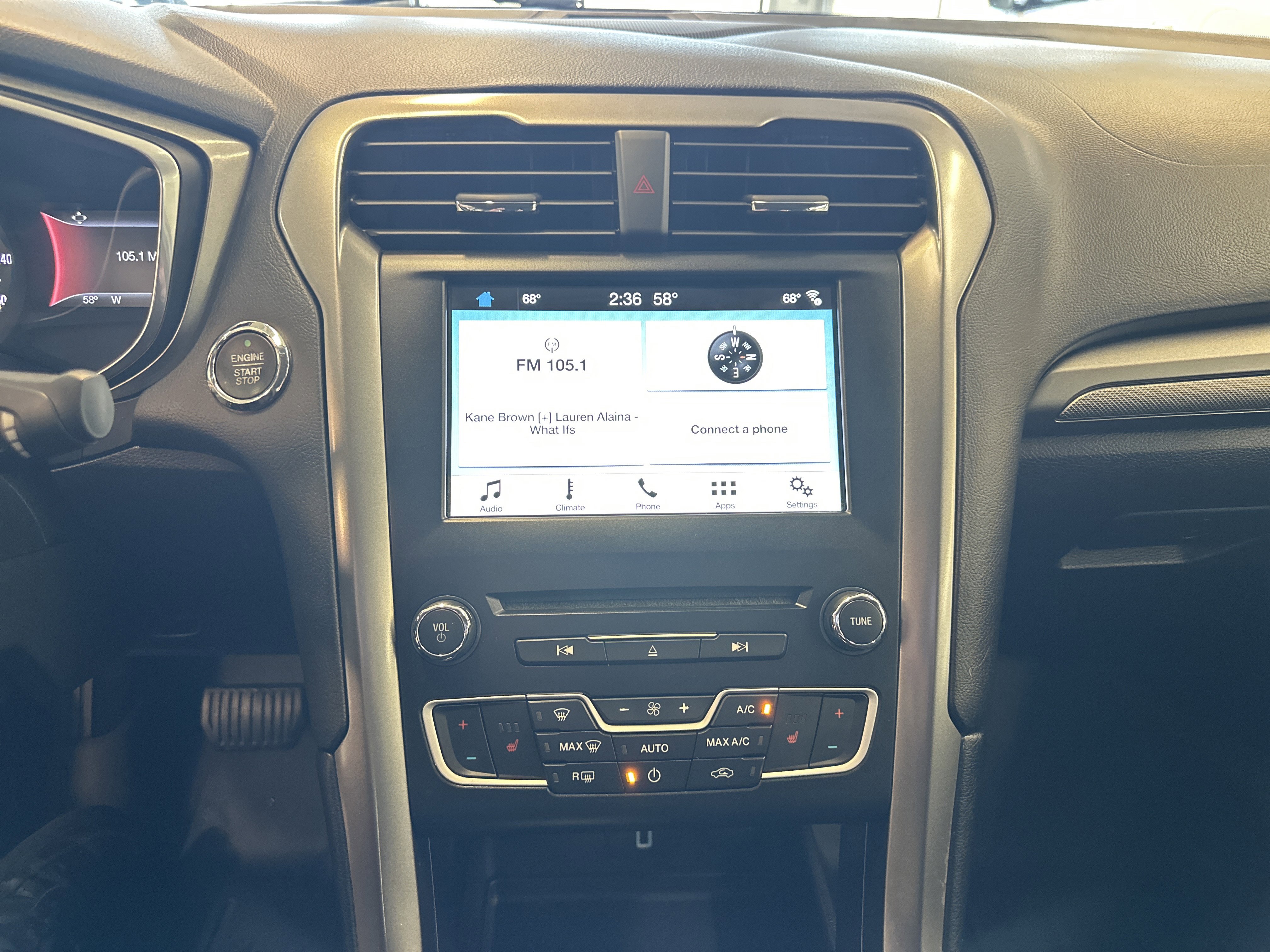 Used 2017 Ford Fusion SE w/ Fusion SE Technology Package image 3