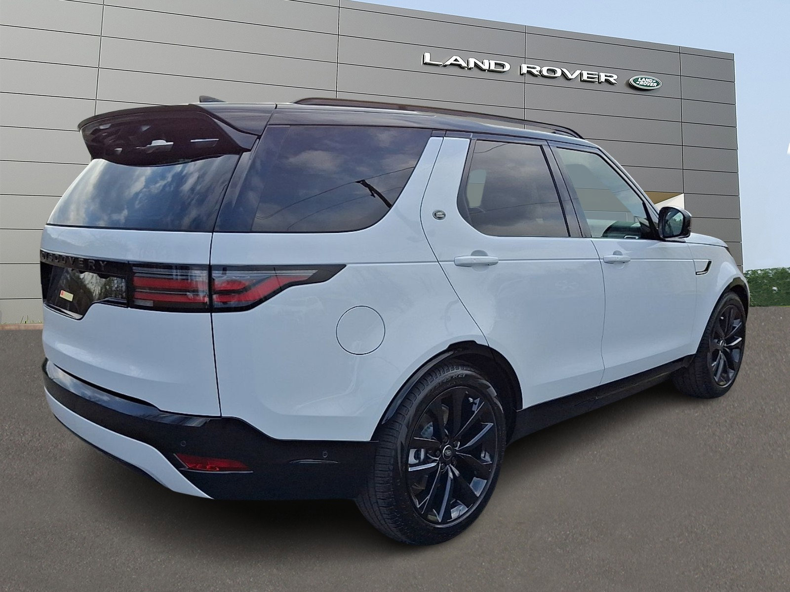 New 2026 Land Rover Discovery Dynamic SE image 2