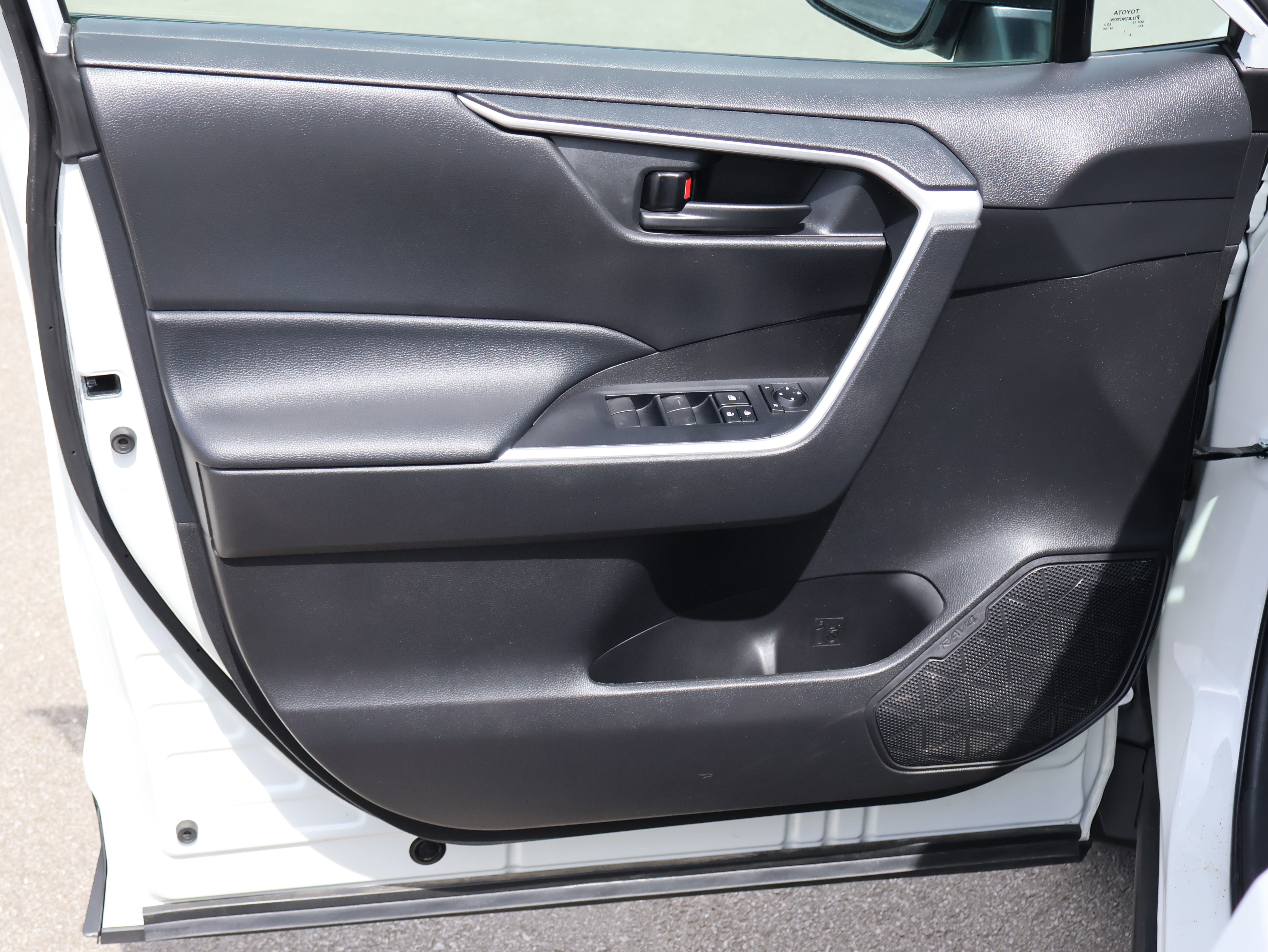Used 2022 Toyota RAV4 LE w/ Carpet Mat Package (TMS) AWD/4WD image 38