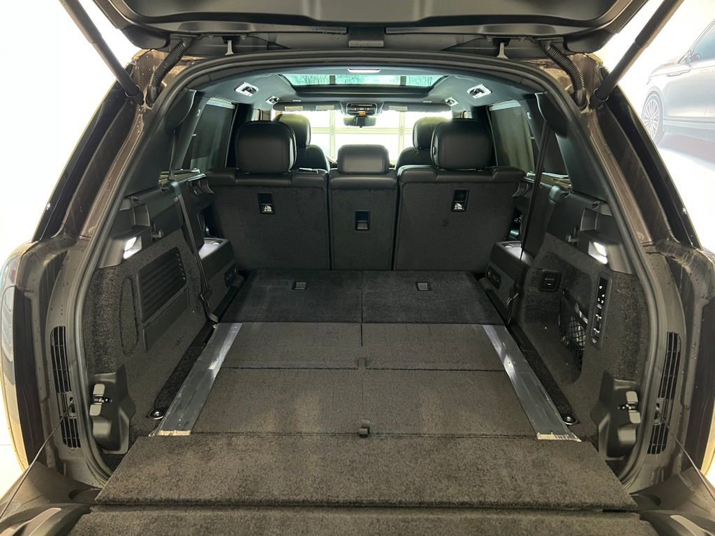 New 2025 Land Rover Range Rover Long Wheelbase SE image 18