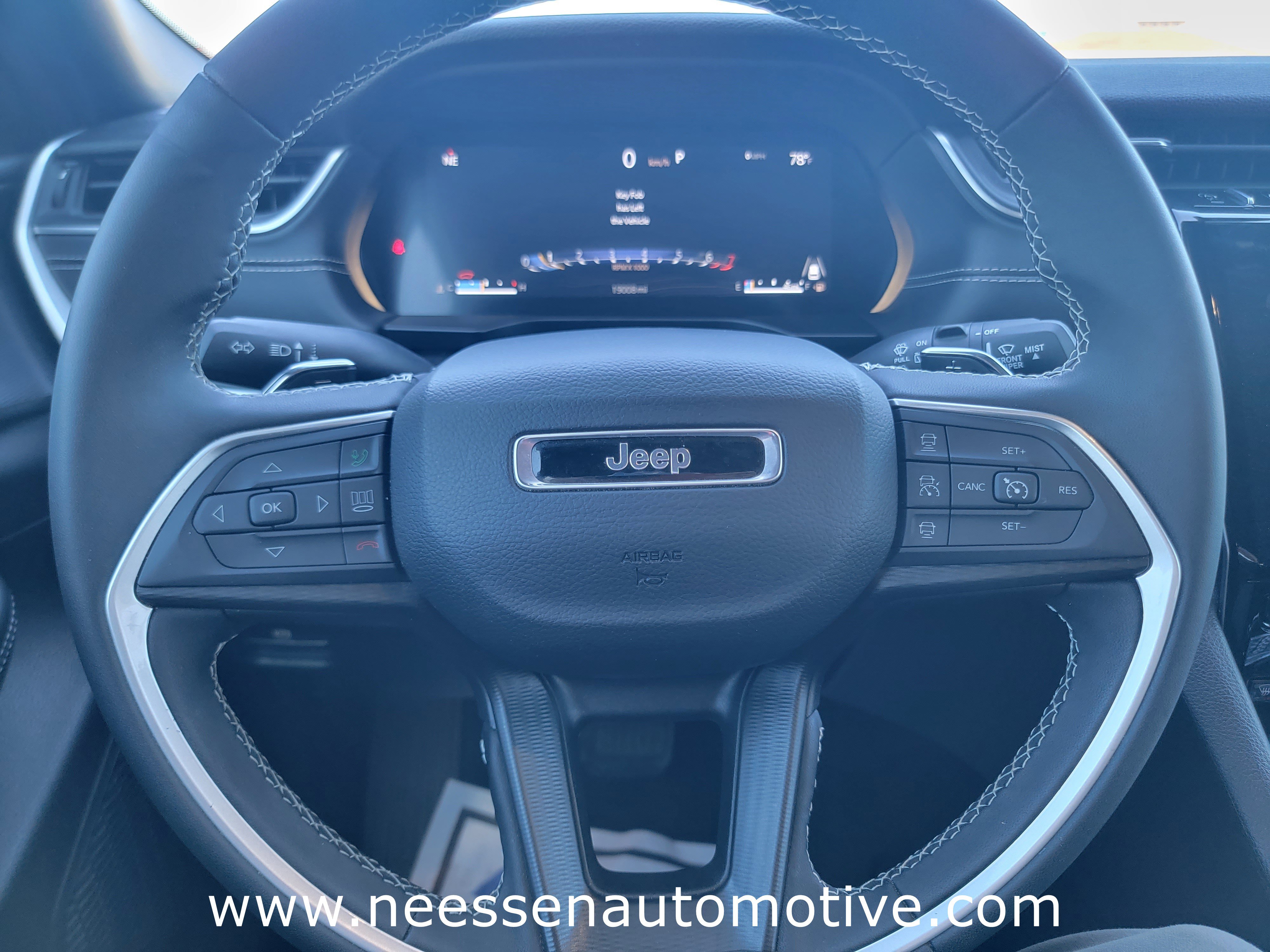 Used 2025 Jeep Grand Cherokee Laredo image 18