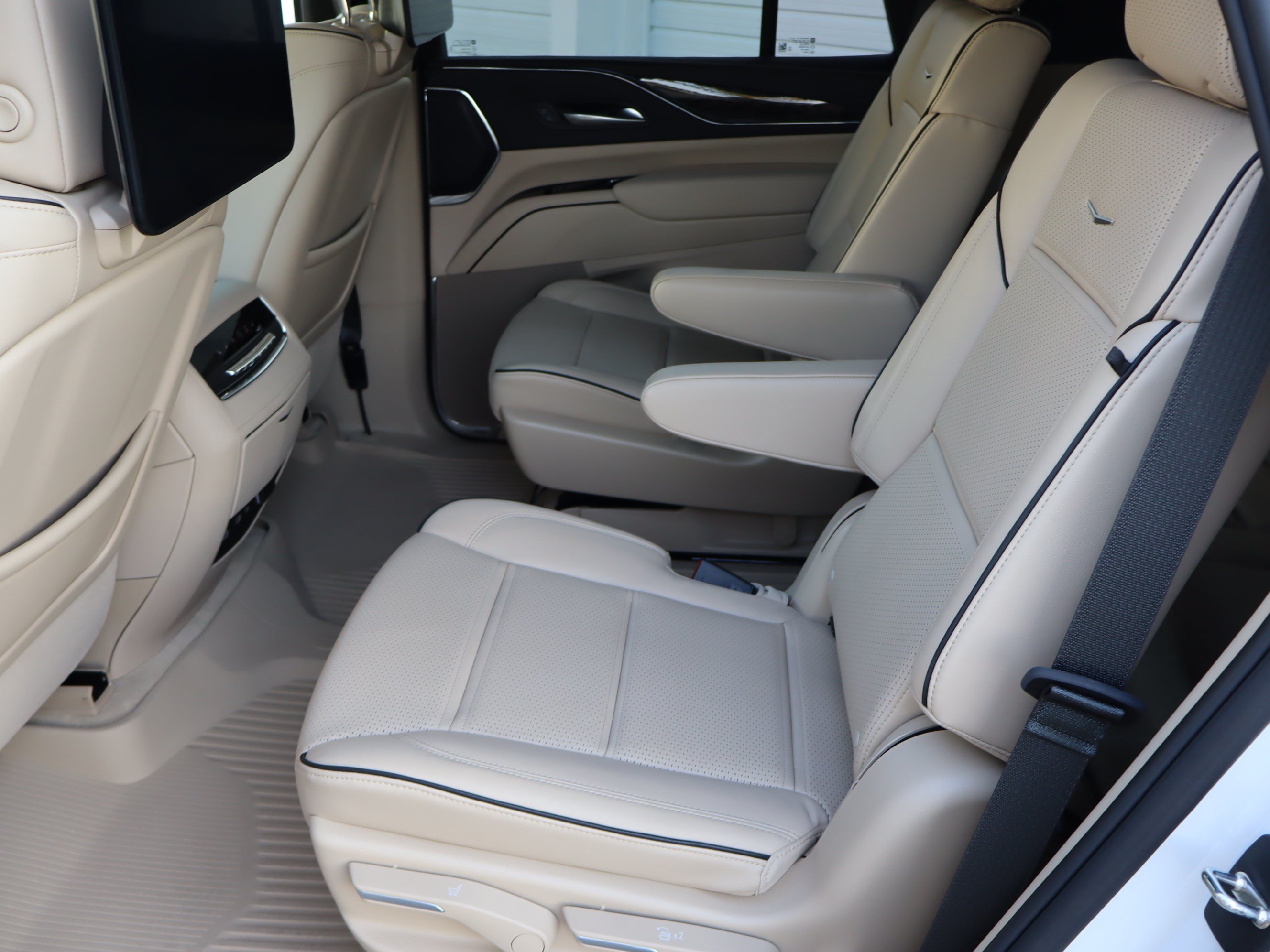 Used 2023 Cadillac Escalade Premium Luxury w/ Performance Package AWD/4WD image 36