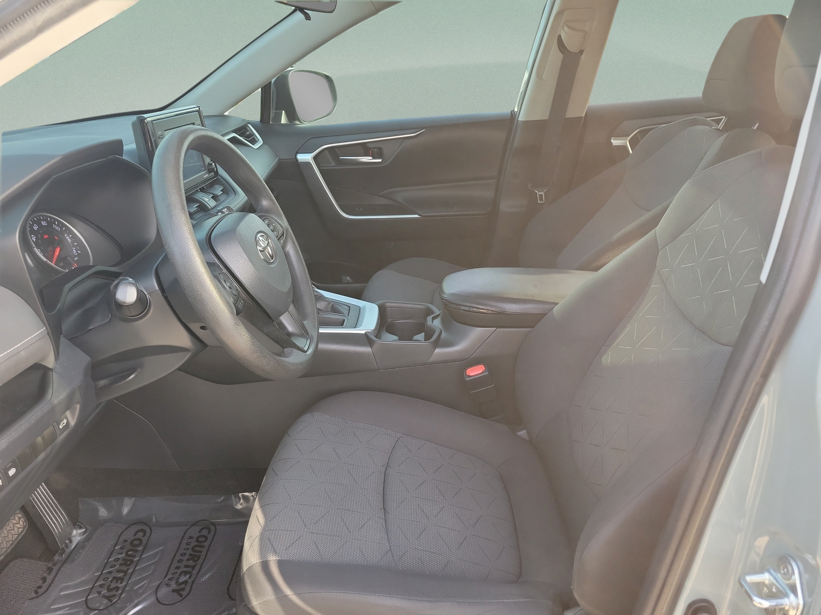 Used 2020 Toyota RAV4 XLE w/ Convenience Package FWD image 16