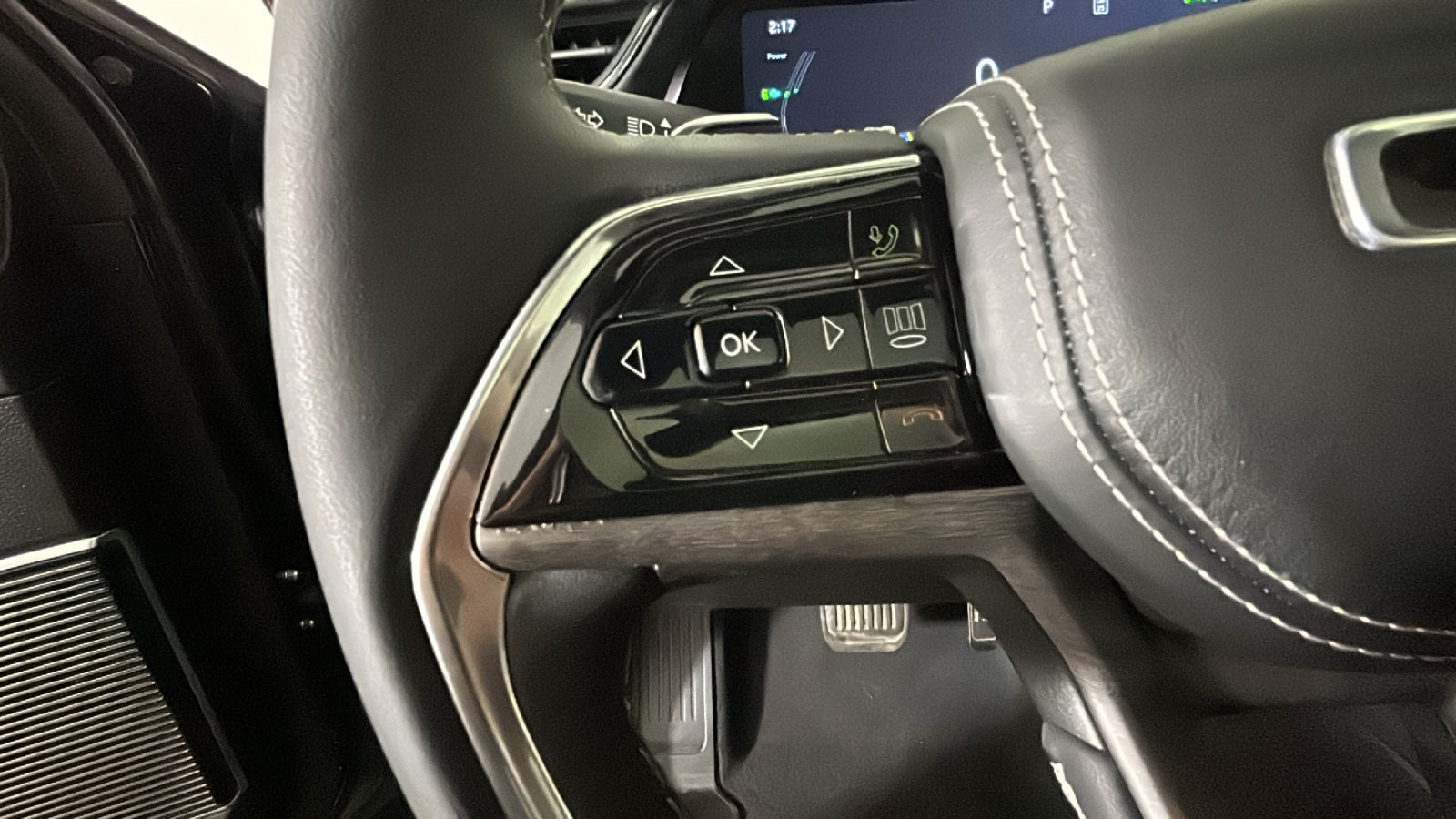 Used 2023 Jeep Grand Cherokee Overland w/ Luxury Tech Group IV AWD/4WD image 20