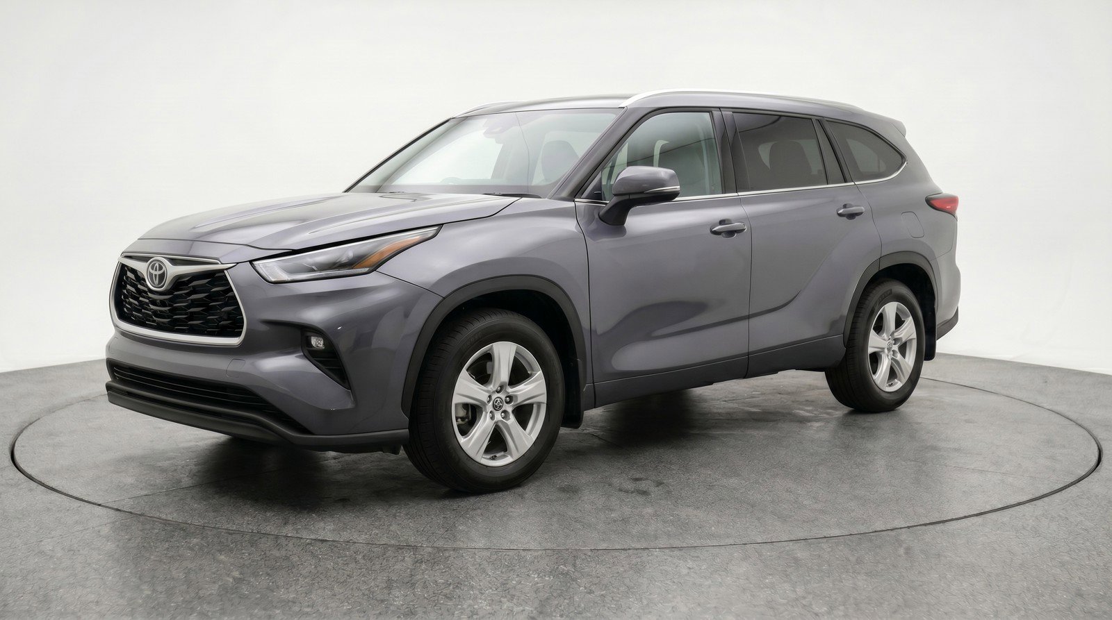 Used 2025 Toyota Highlander LE FWD image 3