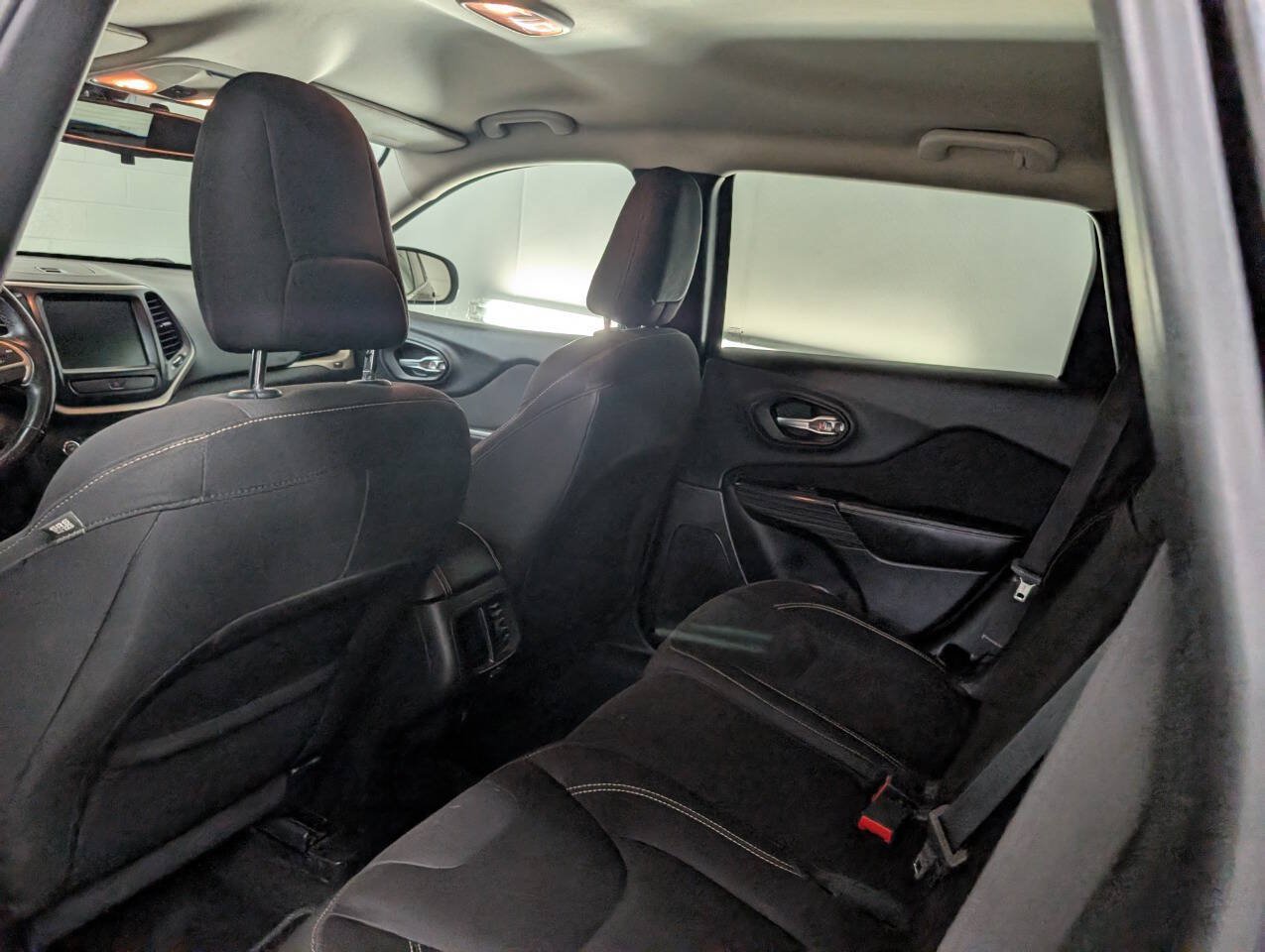 Used 2015 Jeep Cherokee Latitude w/ Cold Weather Group AWD/4WD image 16