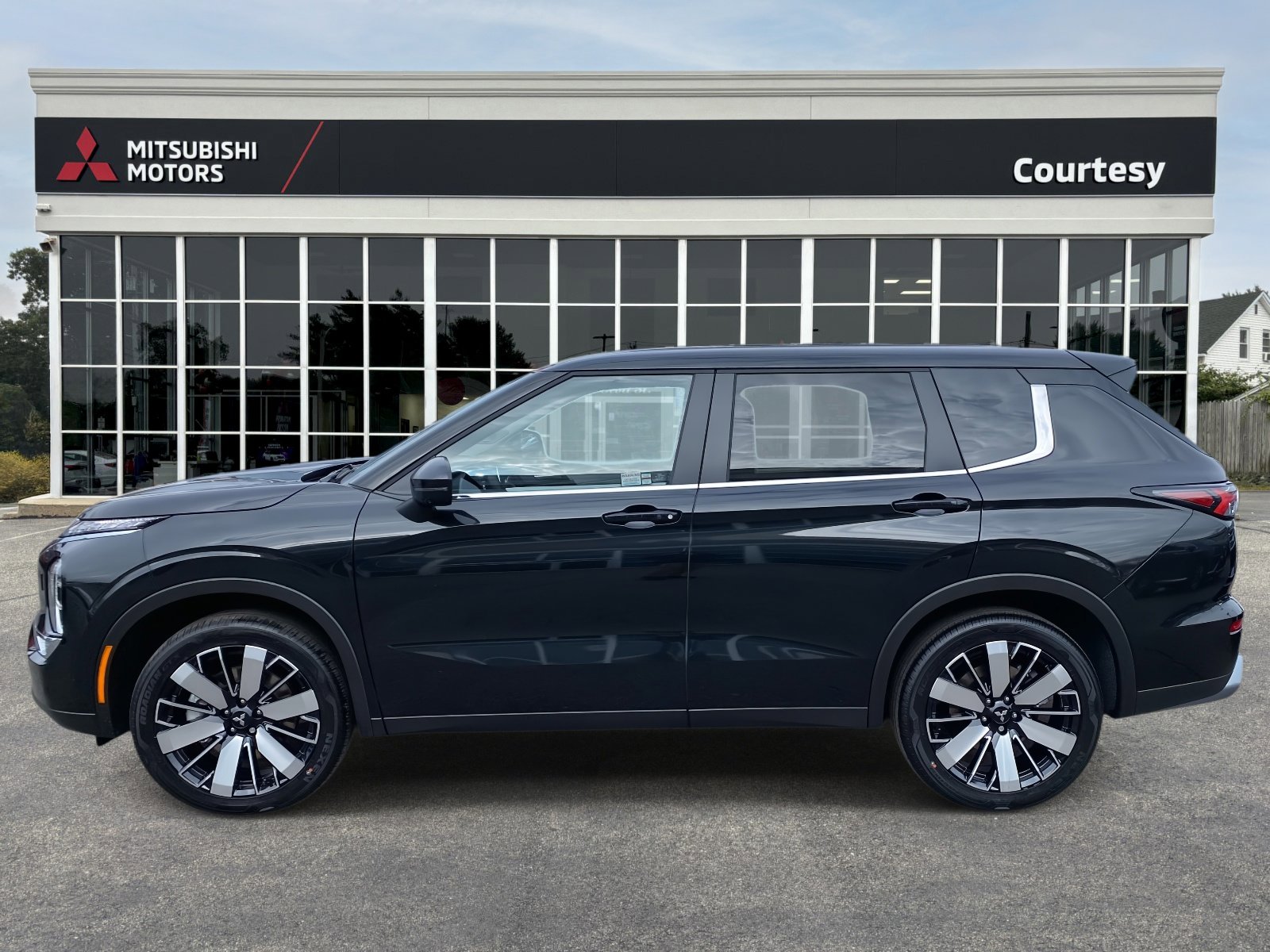 New 2026 Mitsubishi Outlander SE image 2