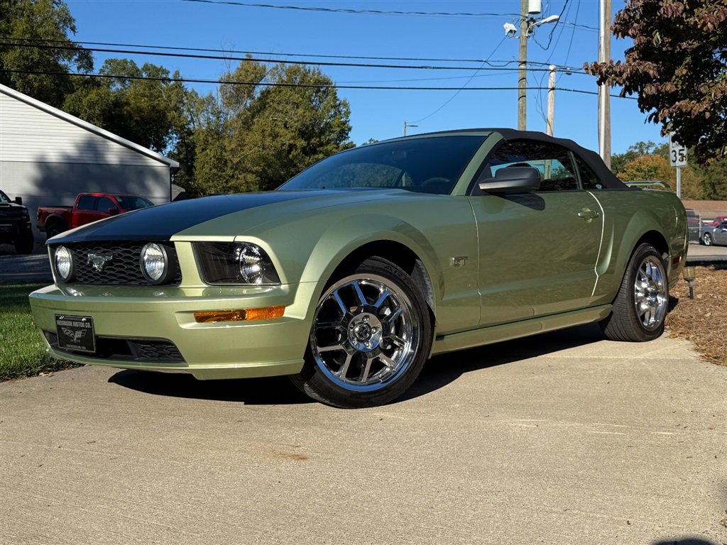 Used 2006 Ford Mustang GT RWD image 2