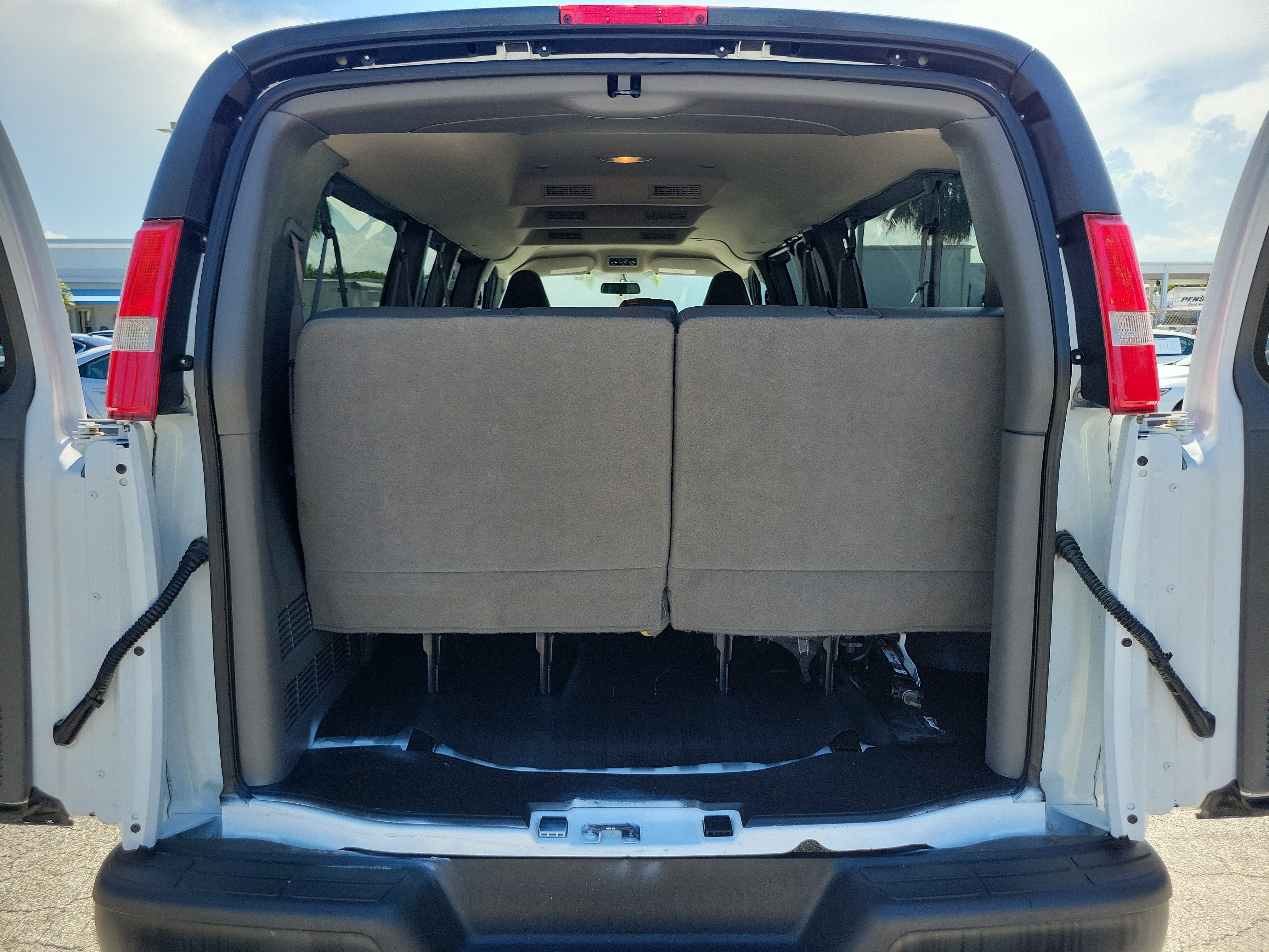 Used 2023 Chevrolet Express 3500 LS RWD image 8