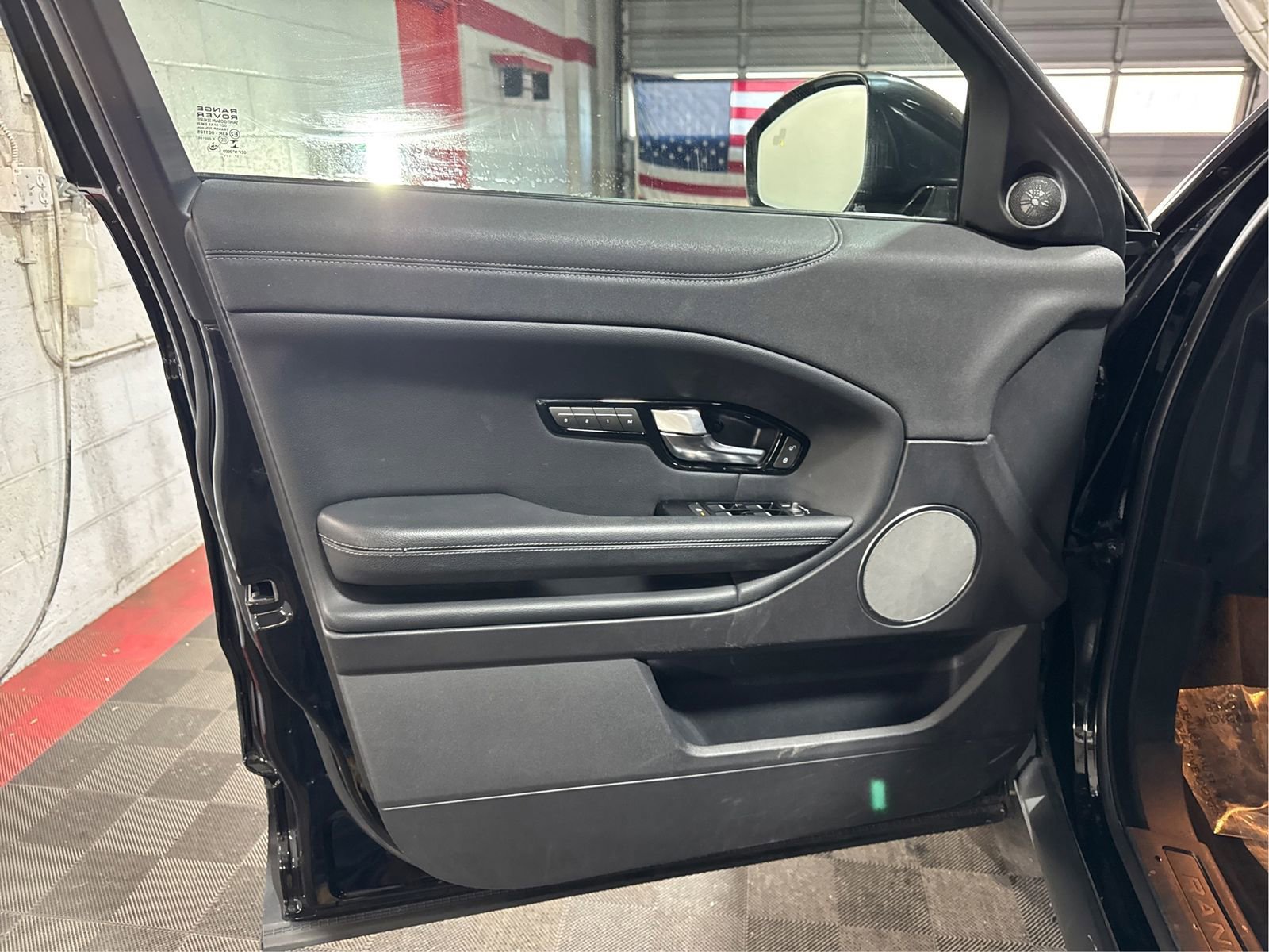 Used 2018 Land Rover Range Rover Evoque SE image 17