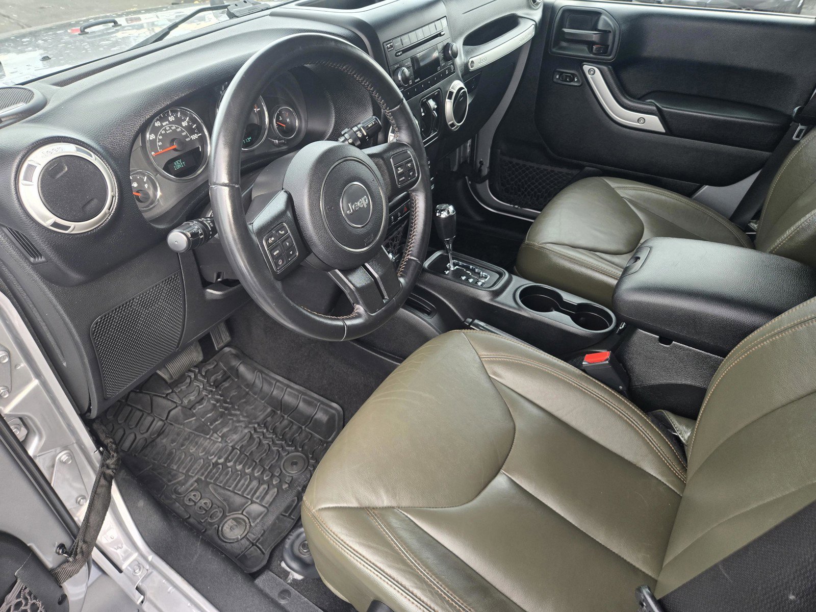 Used 2017 Jeep Wrangler Unlimited Sahara w/ Connectivity Group image 10