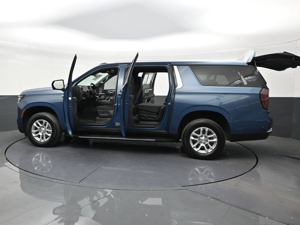 Used 2025 Chevrolet Suburban LS RWD image 32