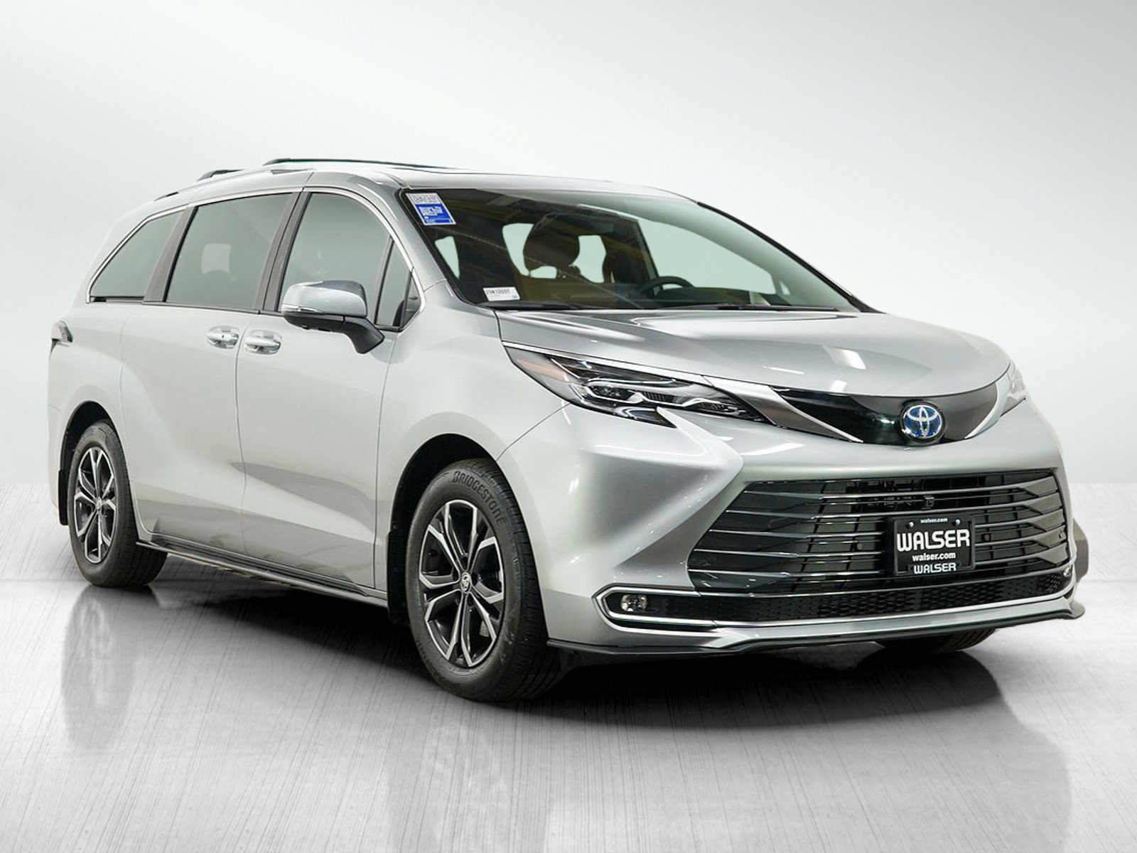 Used 2025 Toyota Sienna Platinum AWD/4WD image 8