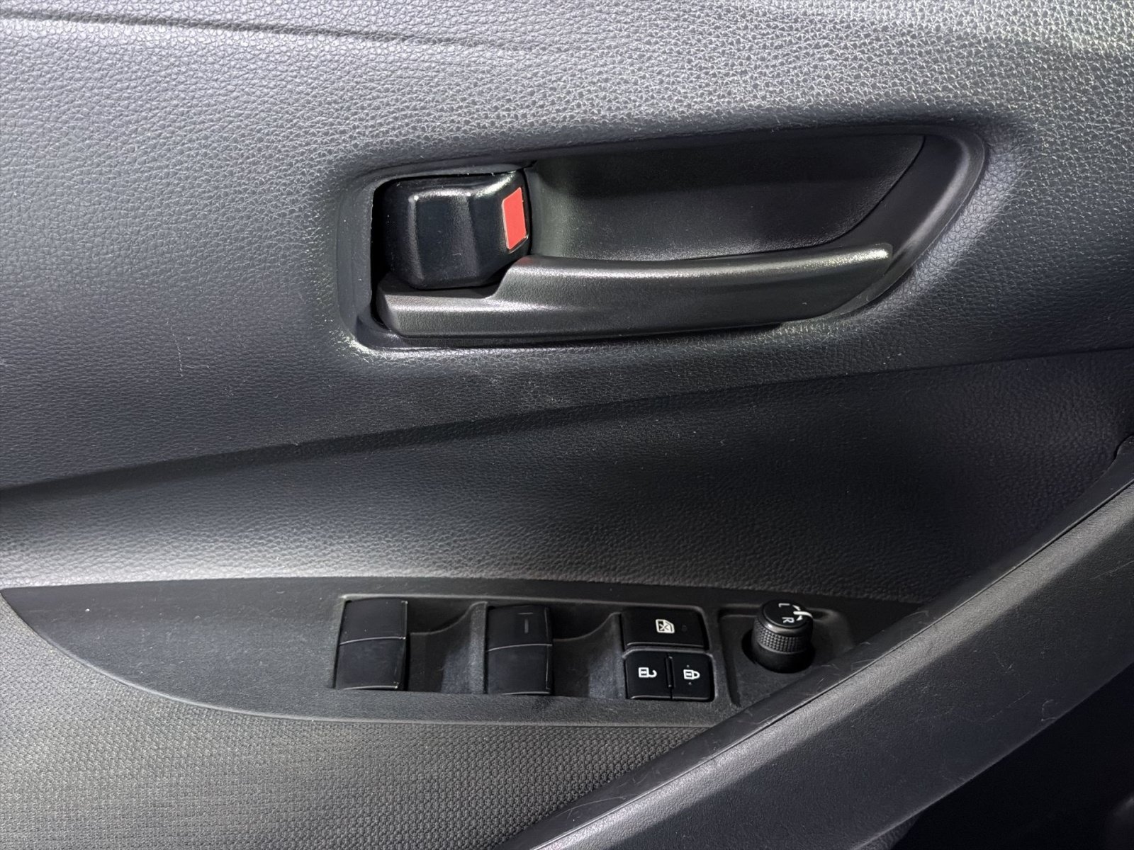 Used 2025 Toyota Corolla LE FWD image 32