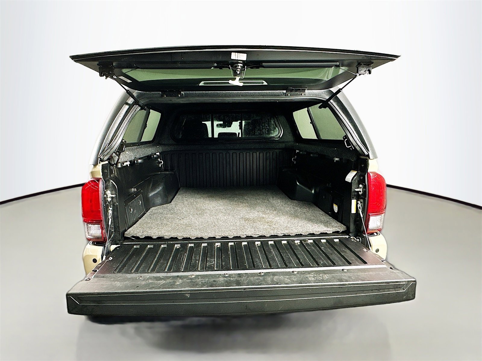 Used 2018 Toyota Tacoma TRD Sport w/ Technology Package image 24