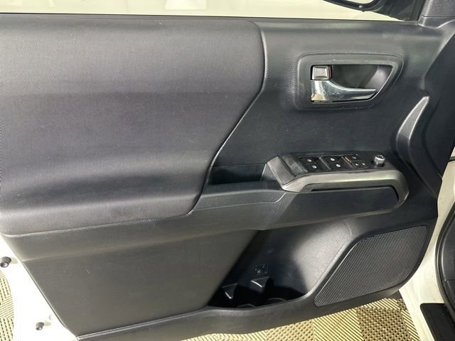 Used 2016 Toyota Tacoma TRD Sport AWD/4WD image 9